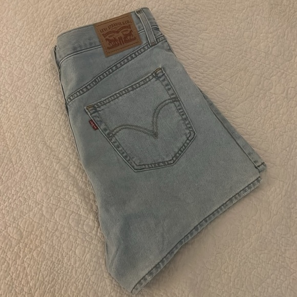 Women’s Levi’s Mom High Waisted Shorts - Picture 2 of 4